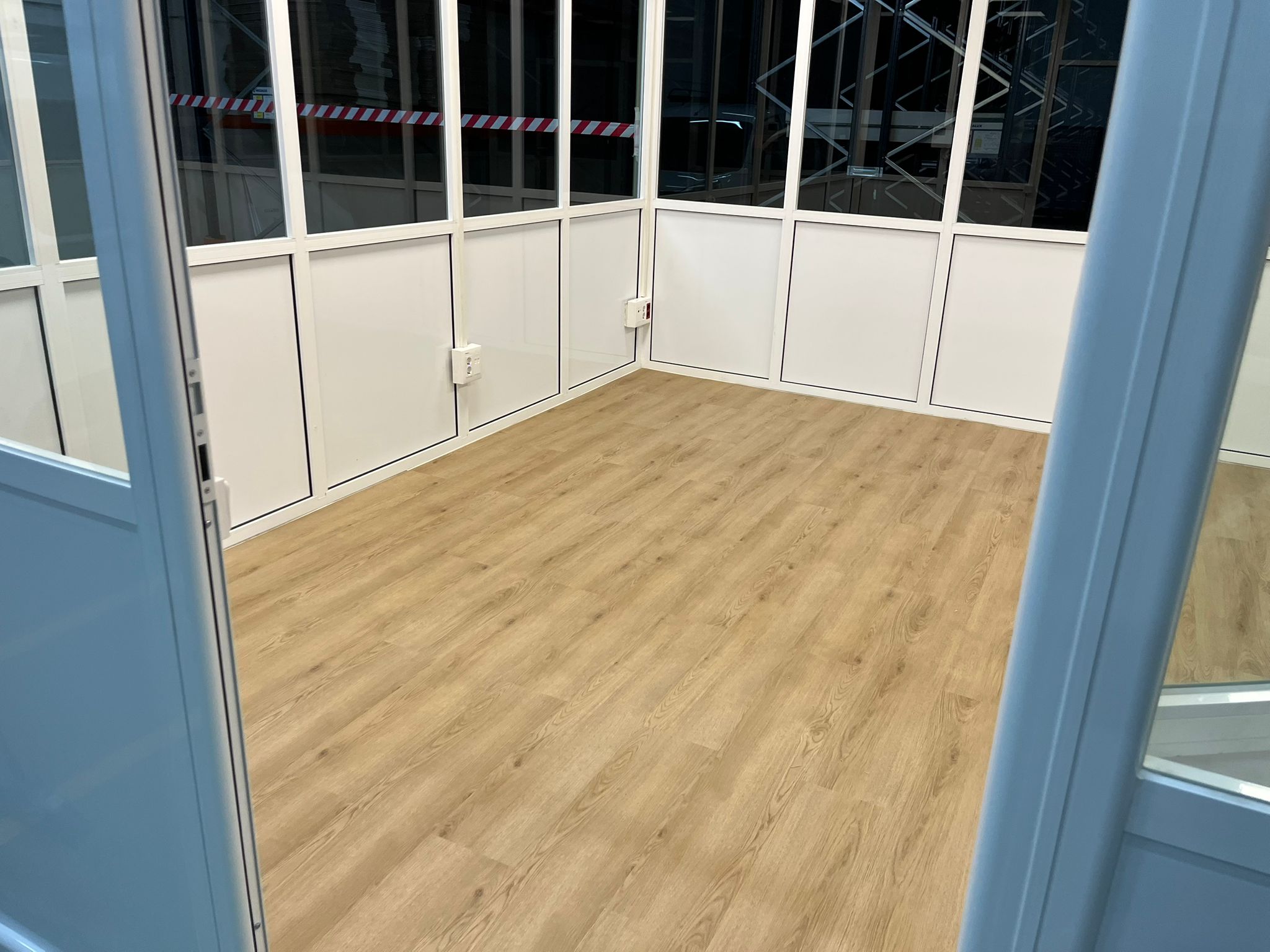 ESTANCIA NAVE INDUSTRIAL CON SUELO LAMINADO PARA OFICINA